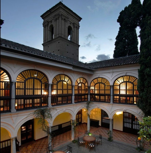 Pasar una noche en el Parador de Granada, una de las ciudades con más magia de España, puede ser una experiencia inolvidable. Está situado en el recinto de La Alhambra, donde podrás revivir el pasado cristiano-árabe en primera persona.
