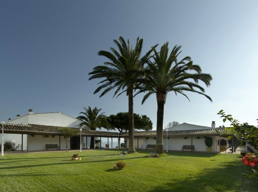 Cambiamos totalmente de paisaje y viajamos hasta el Parque Nacional de Doñana, un enclave privilegiado y protegido donde encontramos el Parador de Mazagón (Huelva). Allí podrás disfrutar de sus playas vírgenes, de las vistas al Atlántico, de su frondoso bosque de pinos o una buena siesta en las hamacas del jardín entre alguno de sus múltiples planes.