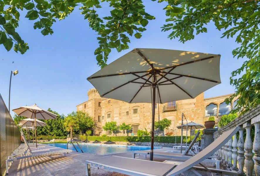 El Parador Museo de Oropesa (Toledo) es el lugar ideal para pasar esos días de verano en los que parece que el tiempo se detiene. La piscina no es el único encanto de este precioso parador con vistas a la Sierra de Gredos. Su excelente gastronomía, sus impresionantes salones y su patio enigmático te hará vivir un fin de semana de ensueño.