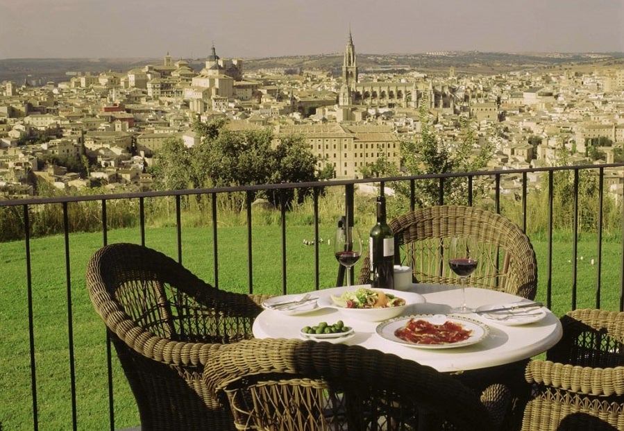 Una de las mejores panorámicas de Toledo las tiene su Parador, donde podrás disfrutar de las maravillosas vistas de la Ciudad Imperial desde la piscina, desde los salones o desde sus acogedoras habitaciones.