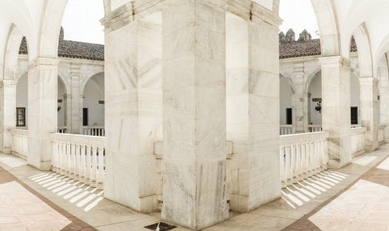 El majestuoso patio renacentista del Parador de Zafra, en Badajoz es realmente espectacular. Se encuentra en el interior de un castillo del siglo XV y conserva perfectamente sus elementos decorativos más antiguos.