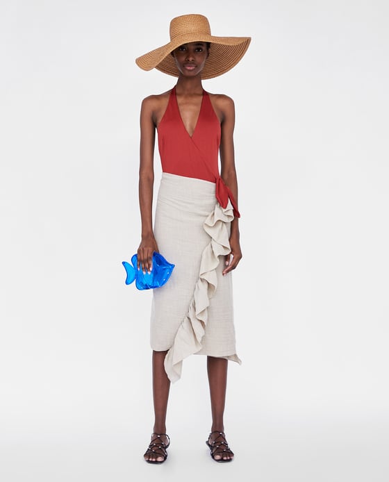 Por el color y por el corte, que es cruzado y realza las curvas, este bañador es un imprescindible.