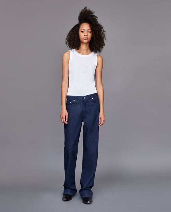 Y lo mismo ocurre con las camisetas blancas, que llenan de luz nuestros looks y son las grandes salvadoras en los días en los que no sabemos qué ponernos.