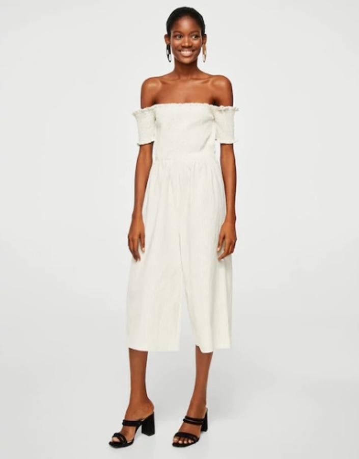 Mono blanco off shoulder, 39,99 euros.