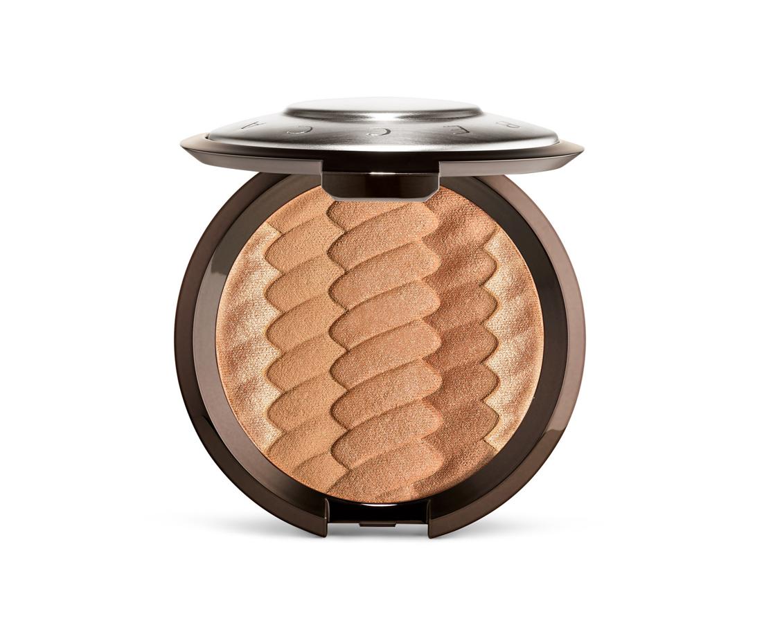 Polvos bronceadores multi tonales que combinan tres tonos de Sunlit Bronzer y uno de Shimmering Skin Perfect para lograr un bonito degradado de colores que hará que tu piel resplandezca. Disponible en dos tonos (36€, en Sephora)