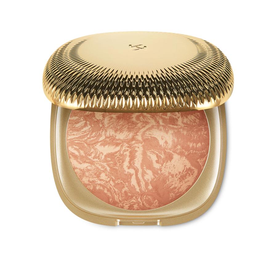 Maxipolvos bronceadores cocidos de tacto sedoso y luminoso, para un efecto bronceado. Gracias a su textura ultrafina y enriquecida con aceite de jojoba, estos polvos se funden agradablemente en la piel, para un efecto bronceado inmediato, homogéneo y sin manchas. Con un delicado aroma a vainilla y notas solares, está disponible en tres tonos. No comodogénico (22,95€)