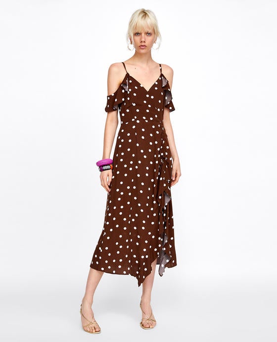 Hay pocos estampados que favorezcan tanto como los lunares y más si son en un vestido marrón como el de Julia Roberts en 'Pretty Woman'