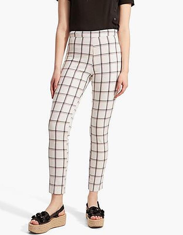 Otro de los modelos de pantalón 'cigarette' que propone Stradivarius.