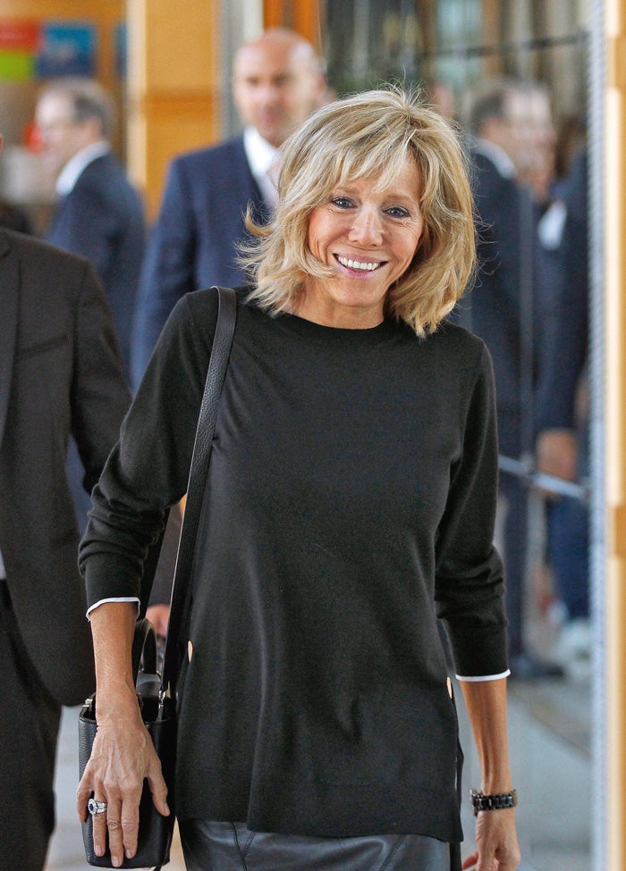 Brigitte Macron luciendo sus espléndidos 64 años