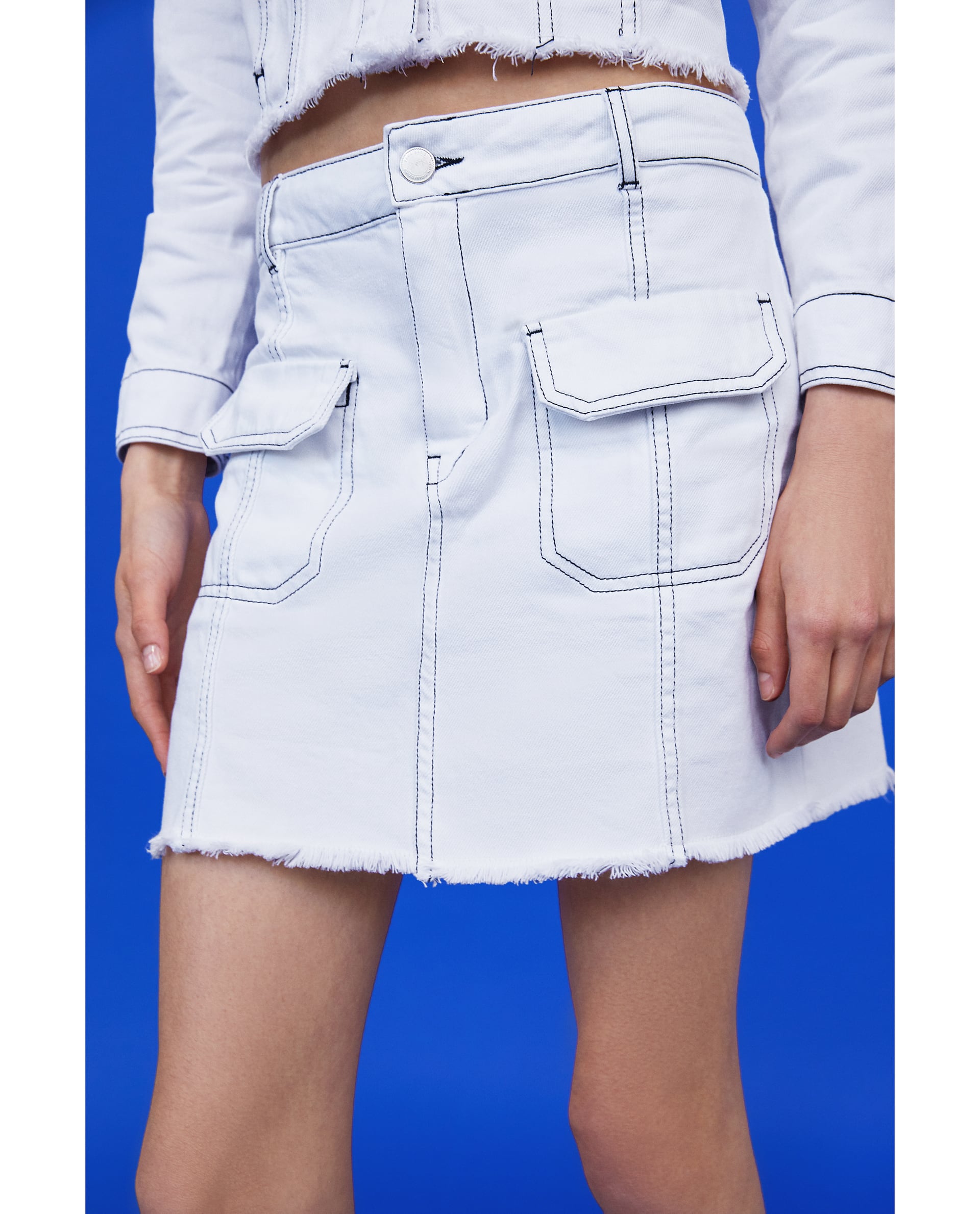 Falda con pespuntes y contraste de Zara; 22,95 euros.