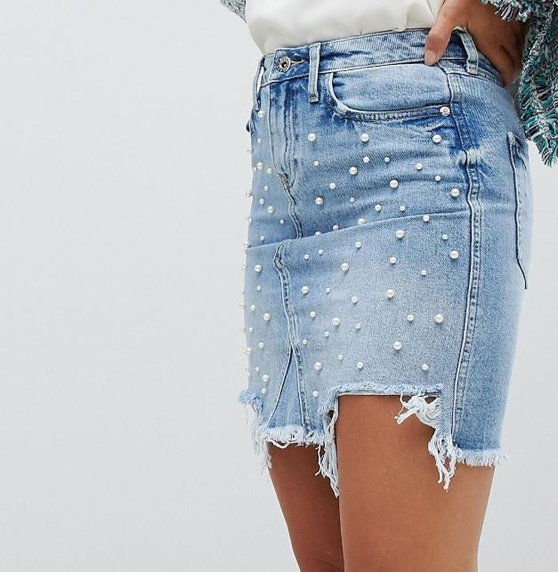 Minifalda vaquera con adornos de perlas de Asos: 43,99 euros.