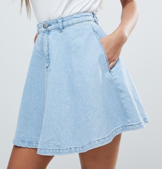 Falda vaquera con vuelo de Asos: 32,99 euros.