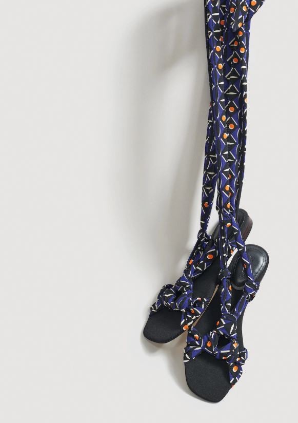 Sandalia plana con tiras estampadas de Mango: 35,99 euros.