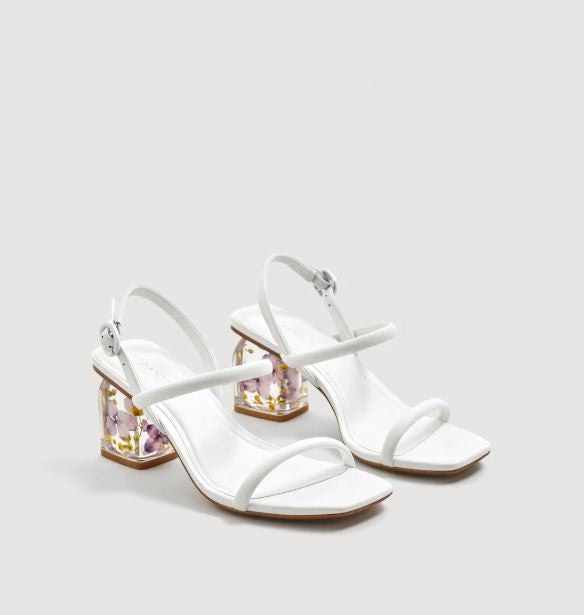 Sandalia de piel con tacón de flores de Mango: 59,99 euros.