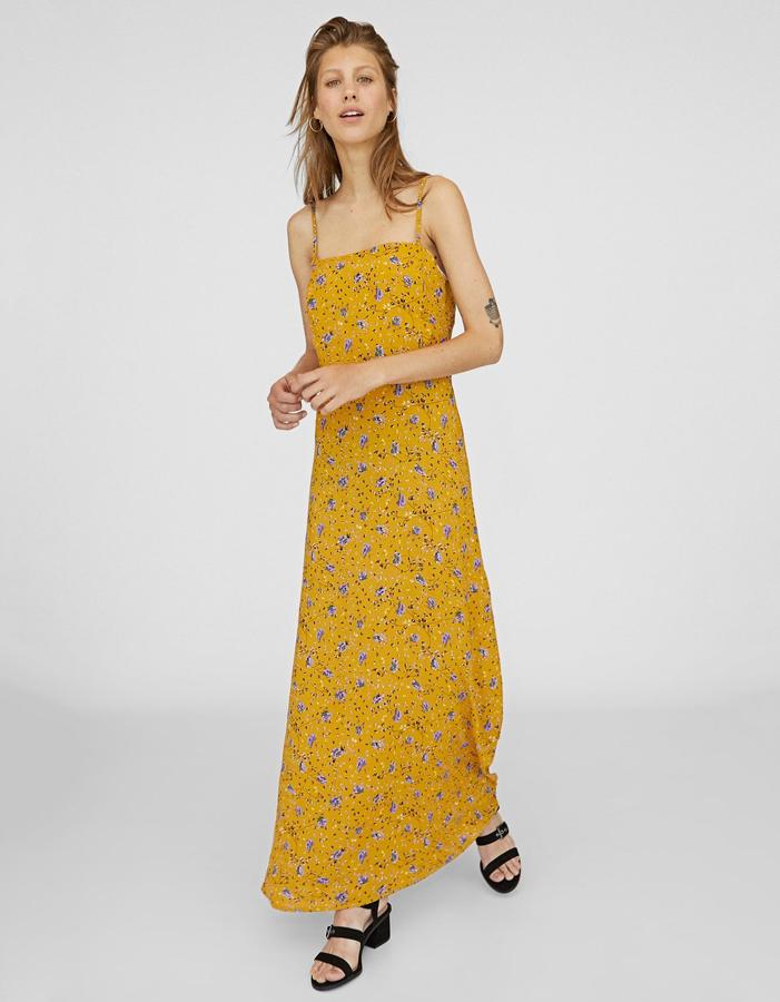 Vestido largo con tirantes y estampado de Stradivarius: 29,99 euros.