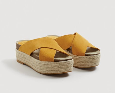 Sandalia de piel con plataforma de Mango: 49,99 euros.