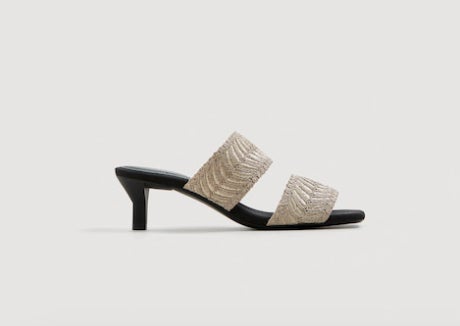 Sandalias con tiras y tacón, de Mango: 49,99 euros.