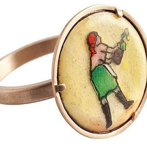 Oro gris y esmalte al fuego son los materiales de estos pendientes, anillos, gemelos y colgantes. Sortija.