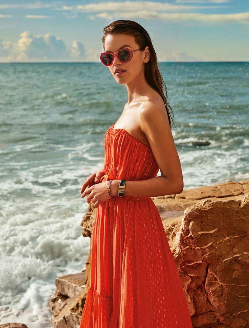 Vestido palabra de honor, de Mimoki; brazaletes de Hermès; y gafas de Mo.