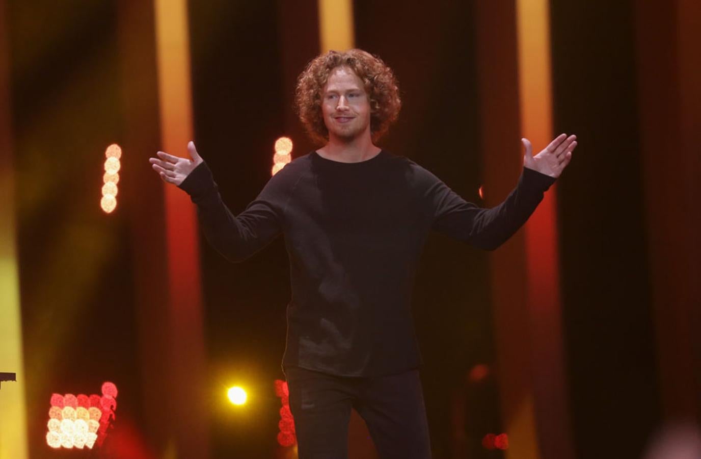 Michael Schulte con 'You let me walk alone' de Alemania, una canción emotiva cuya presentación sigue la estela iniciada por el sueco Måns Zelmerlöw.