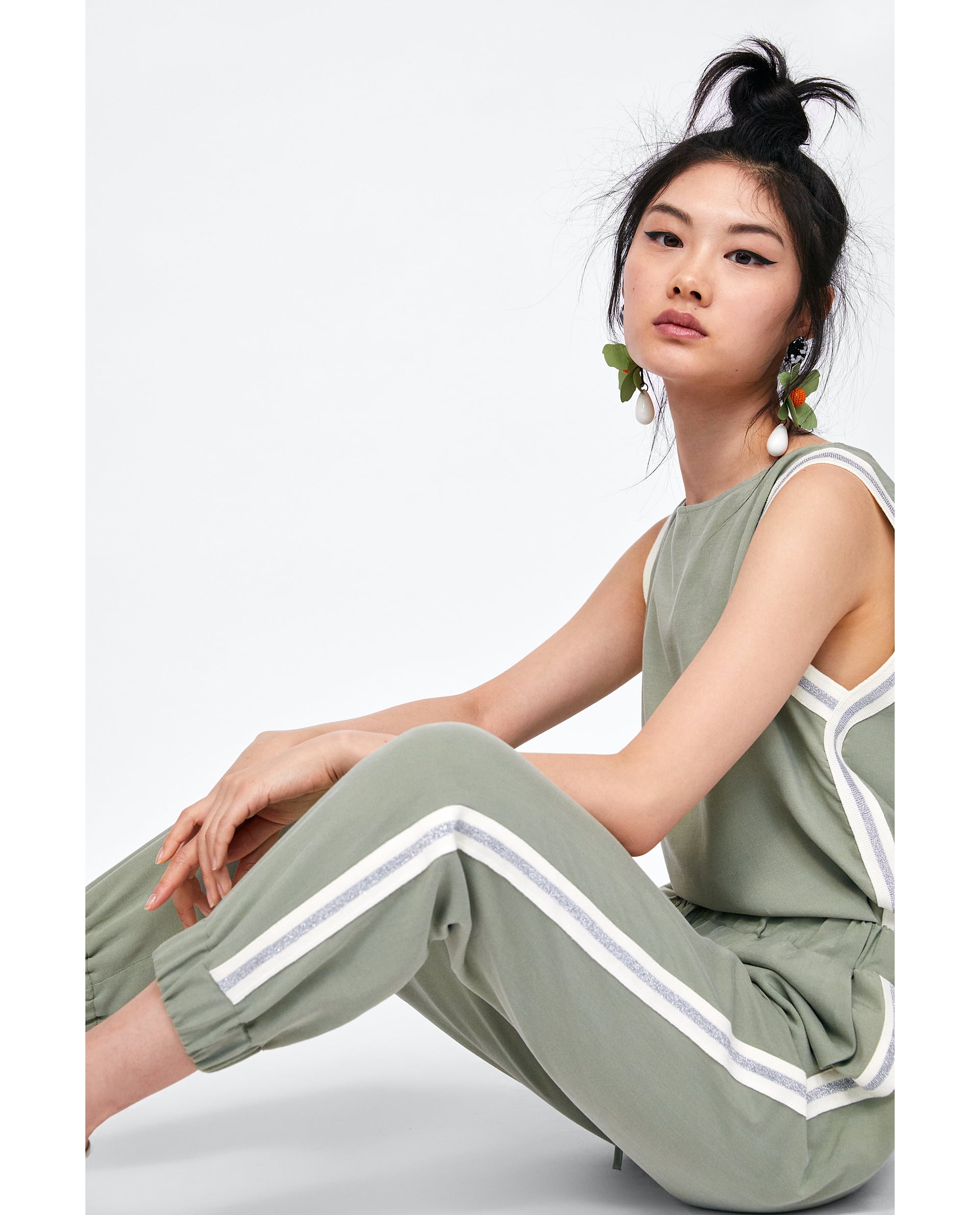 Pantalón con banda lateral de Zara: 25,95 euros.