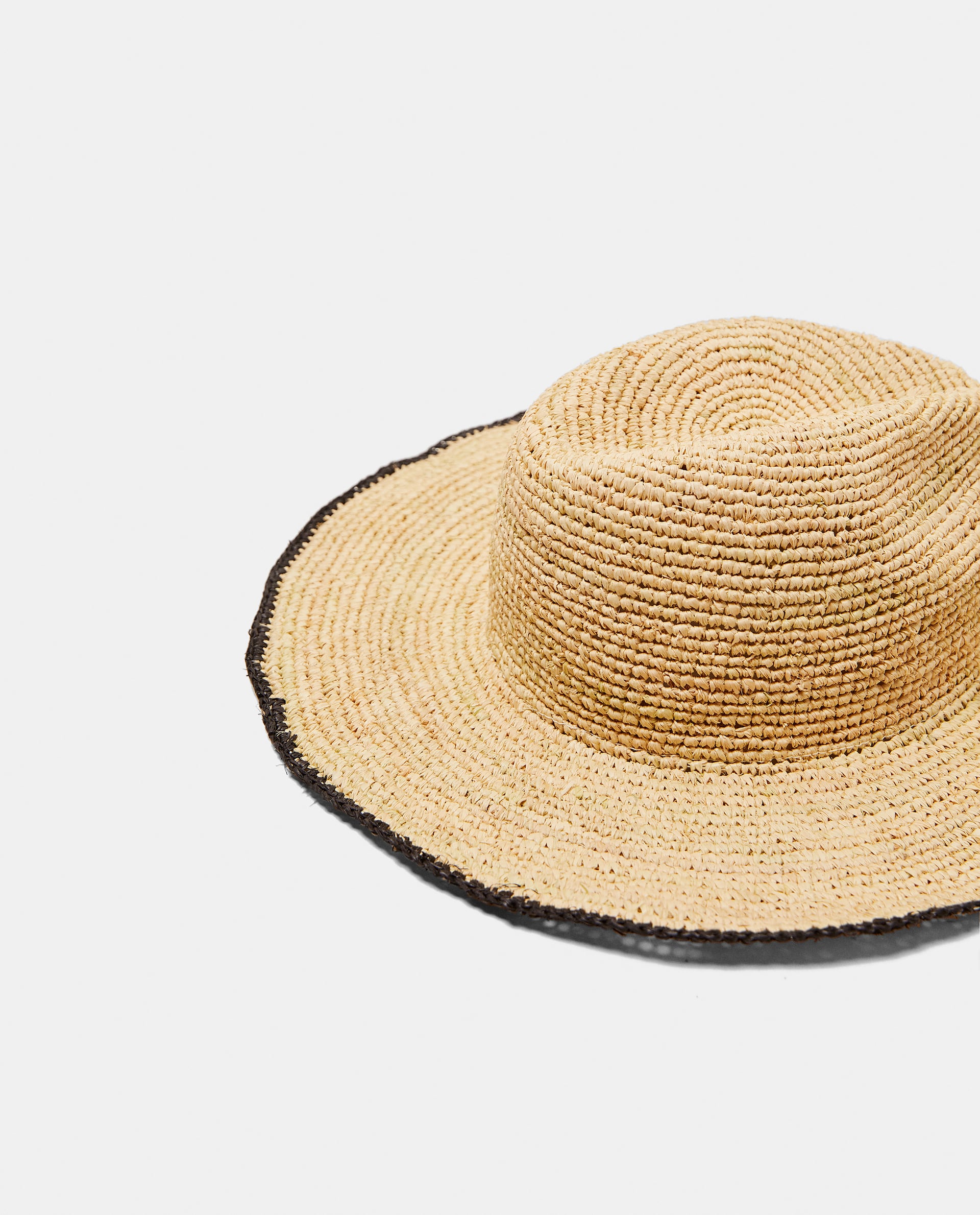 Este es de Zara y cuesta 19,95 euros.