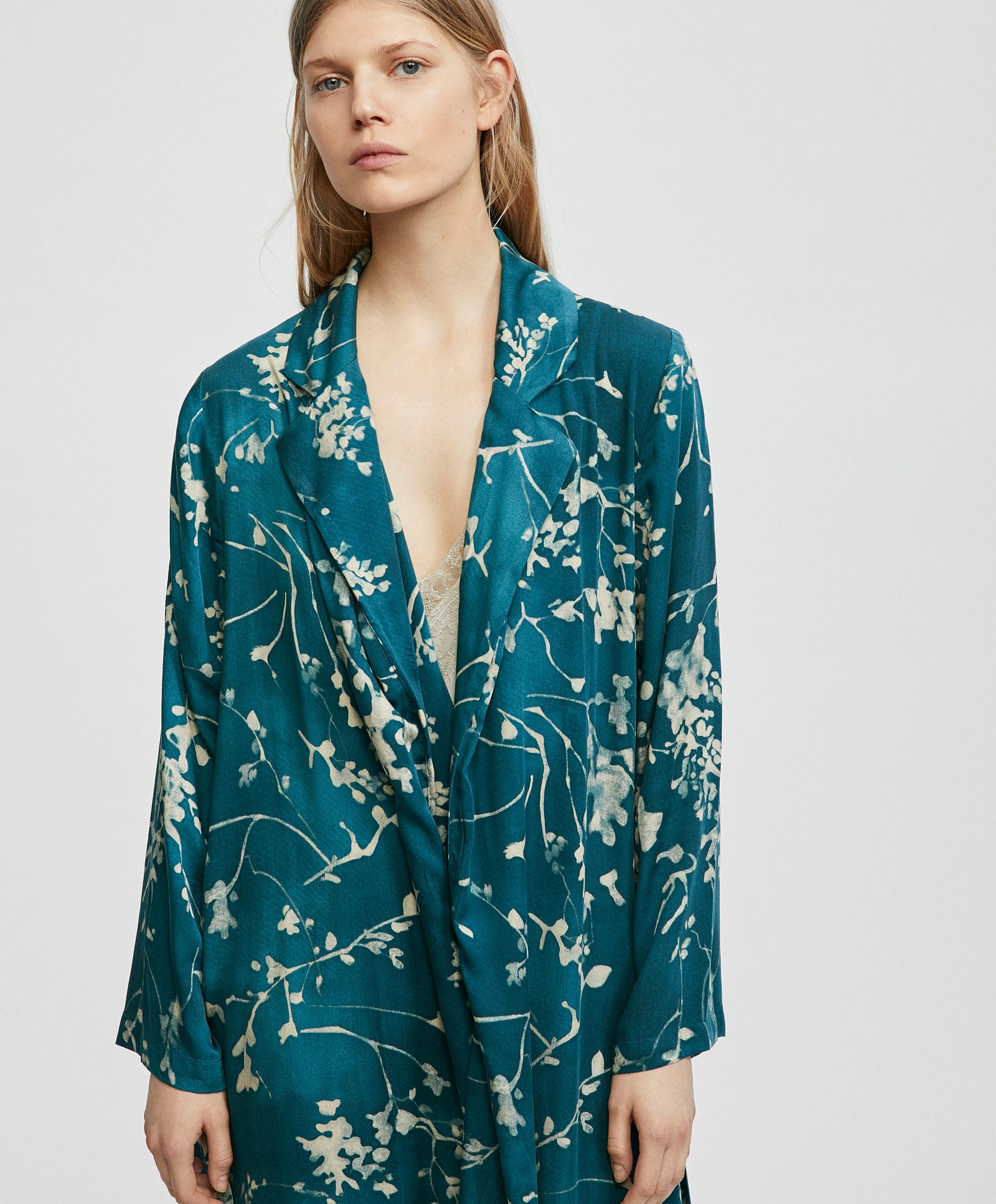 Bata lencero estampada de Oysho: 49,99 euros.