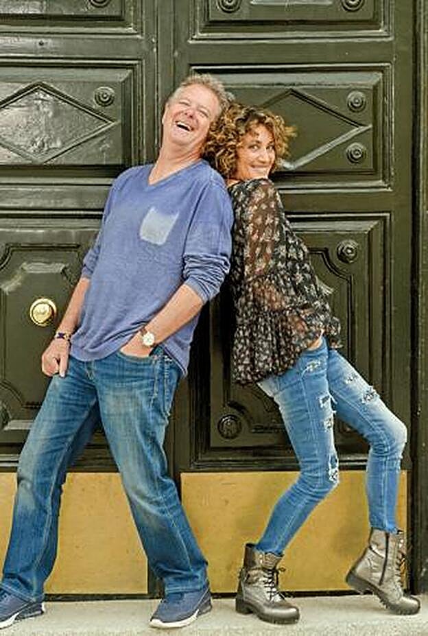 Juan Luis Cano posa con nuestra colaboradora Ana García Lozano durante esta entrevista.