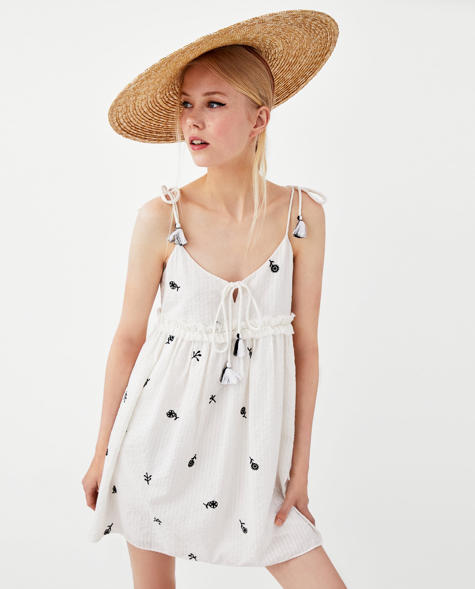 Otro vestido más sencillo pero con un estampado bordado de flores con mucho encanto. (29,95 euros).