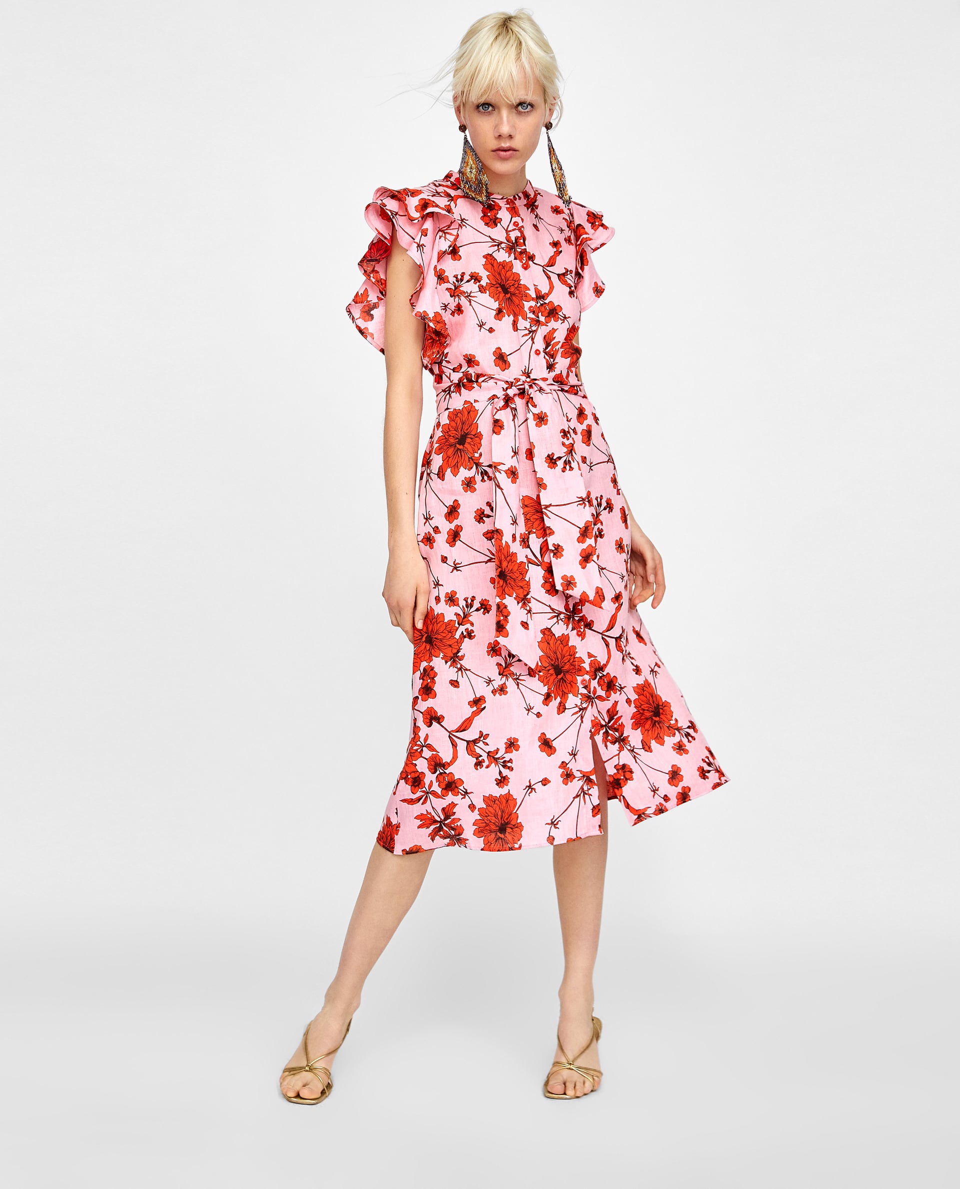 ¿Quién dijo que el rosa y el rojo no combinan? Este vestido abotonado de Zara es ideal para esta primavera, incluso para ser la invitada perfecta. (39,95 euros).