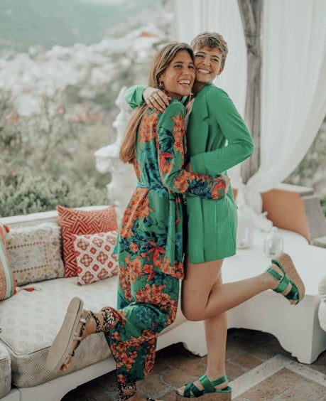 Ambas son embajadoras de Stradivarius y llevan un total look de la marca. ¡El verde se lleva mucho esta temporada!