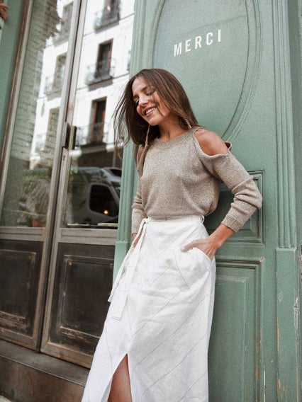 La influencer con falda midi y jersey con hombros al aire, un look ideal para esta temporada.
