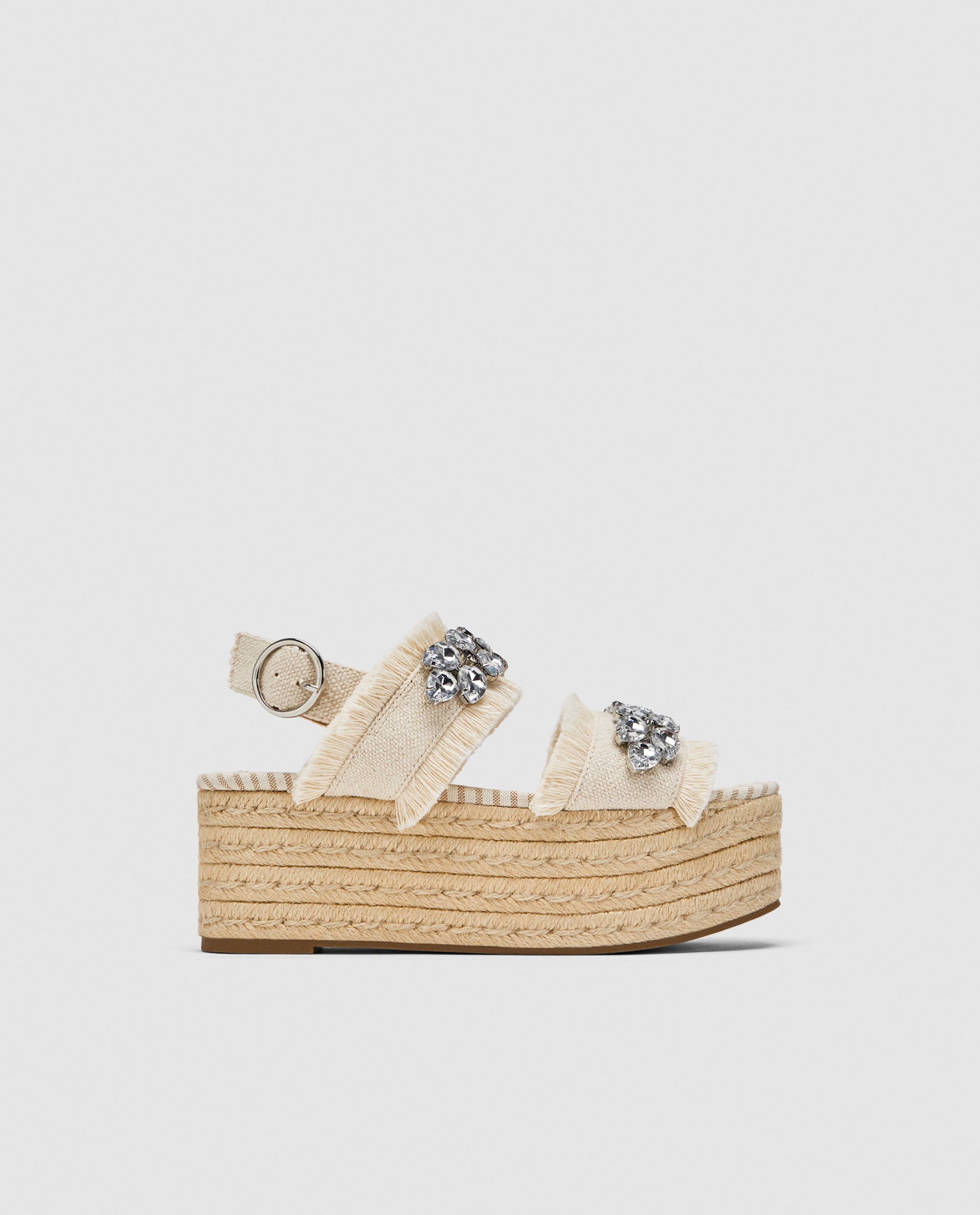 Cuña con plataforma y detalles de abalorios de Zara: 39,95 euros.