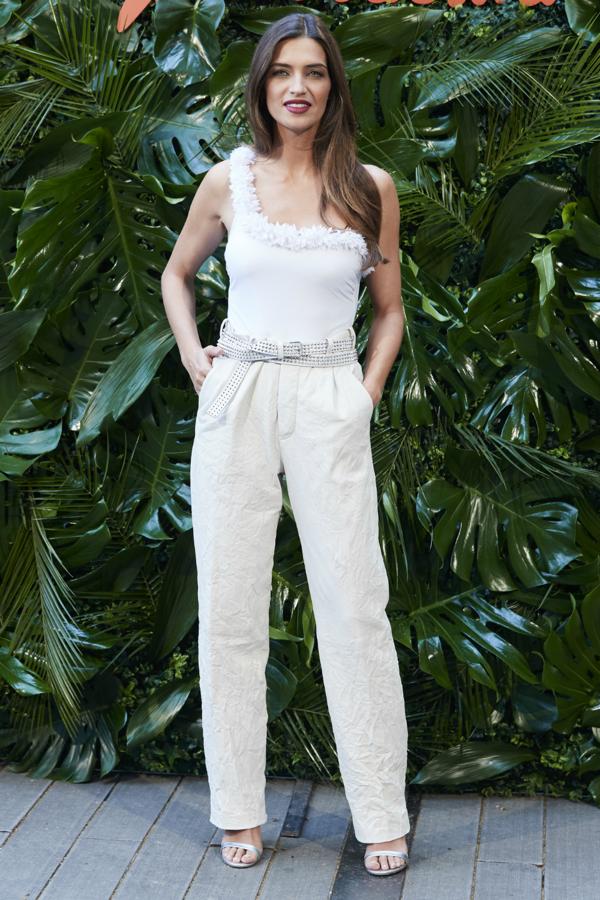 Sara Carbonero nos gustó mucho con este look formado por unos pantalones de talle alto y un bañador de Calzedonia.