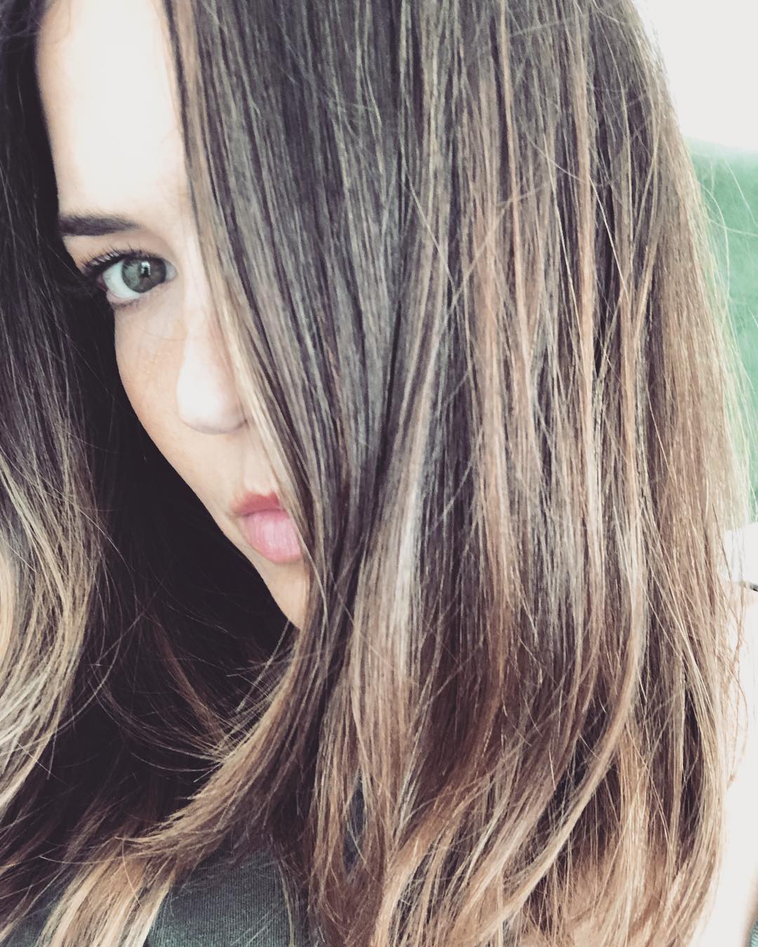 Mandy Moore acaba de estrenar una melena con un juego de mechas interesante y un aclarado a partir de la media melena muy sutil. Dificilísima coloración por la sutileza, pero merece la pena intentarla...