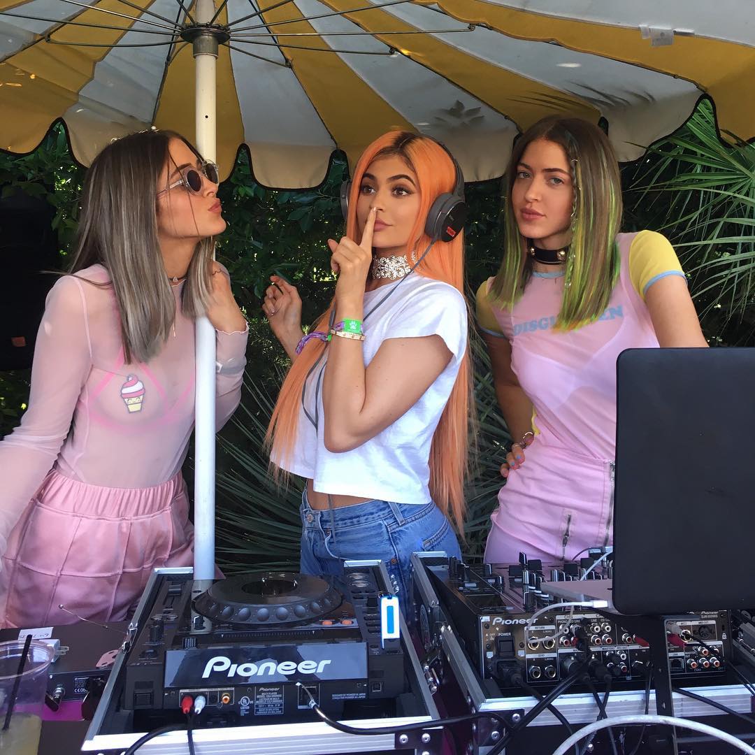 Está de salsa en la pista, bailando, en sesiones de DJ o festivales. En esta visita a Coachella optó por una peluca naranja que solo ella (y quizá alguna rapera) se atrevería a llevar.