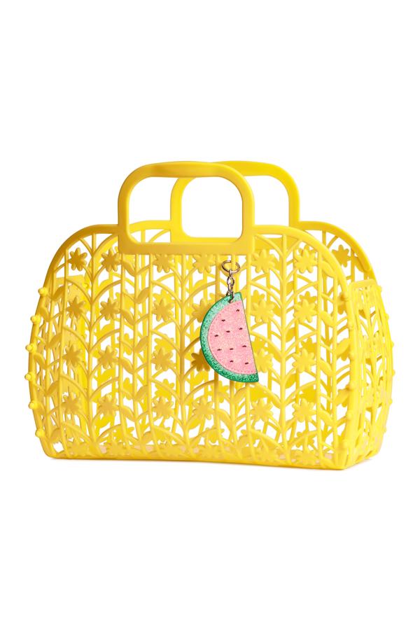 Este bolso de H&M también está a la última. Inspirado en una cesta de la compra, igual lo lleva una niña en la ciudad que tú para ir al chuiringuito de playa