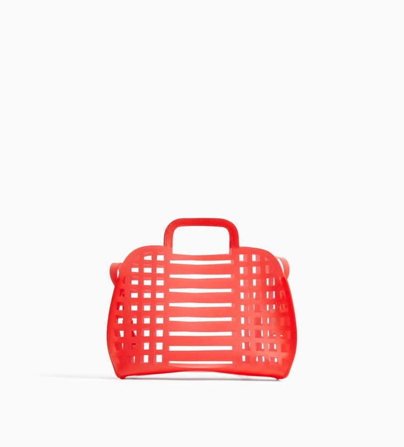 Este bolso de Zara es irresistible; el color y la forma te conquistarán aunque sea en versión mini