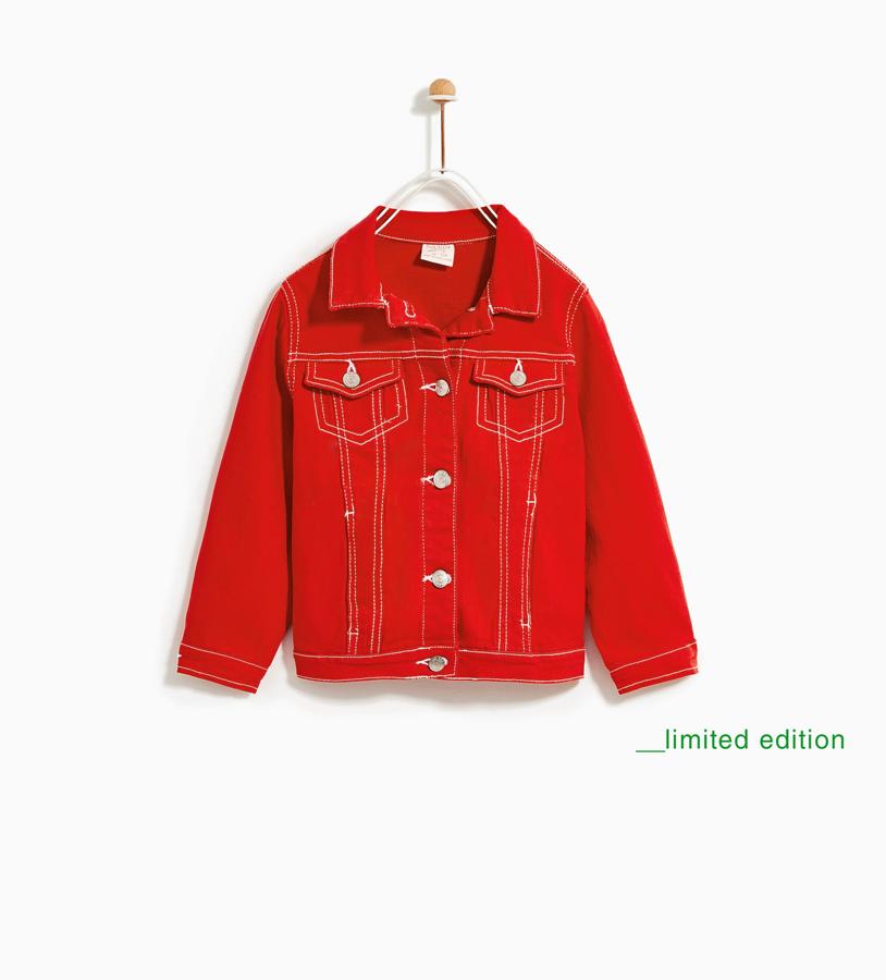 Las cazadoras de niña también tienen su público adulto. Esta es en tejido denim rojo