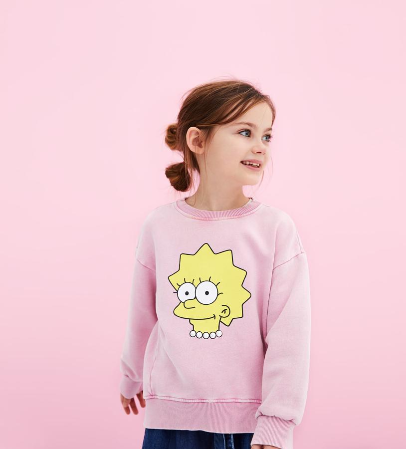 Esta sudadera es la que ha lucido Paula Echevarría en sus redes sociales. Aún no se ha agotado en la web de Zara pero seguro que no tarda mucho