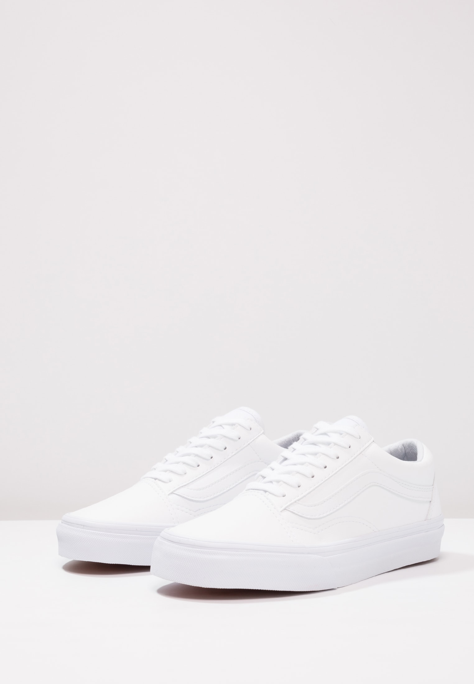 Vans. UA Old Skool. El diseño más popular de la marca en blanco nuclear. Precio: 84,95€