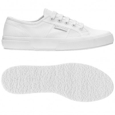 Superga. 2750 Cotu Classic. La sencillez de la lona y caucho acompaña a cualquier 'look'. Precio: 60€