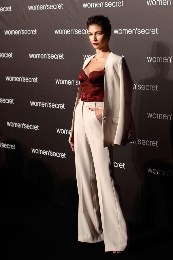 Es, con diferencia, uno de sus mejores estilismos. Primero por lo bien que sabe llevar el traje blanco y segundo por mezclar con maestría la lencería (el acto iba de eso) y un conjunto de vestir. El peinado es atemporal y muy favorecedor, y el maquillaje, acorde.