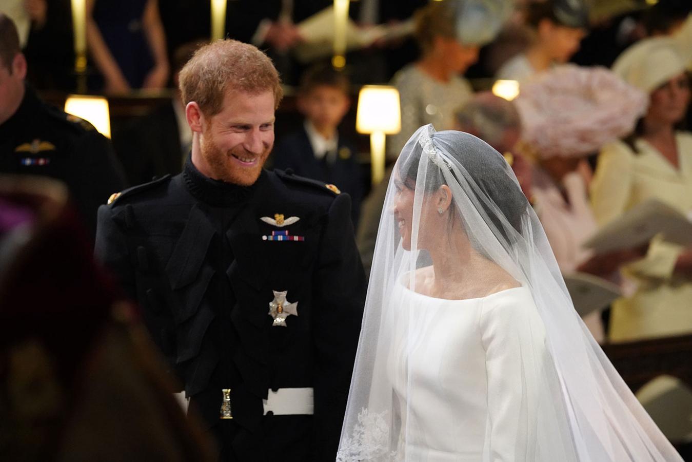 El príncipe Harry y Meghan Markle, puro amor en el altar minutos antes de pronunciar el 'sí, quiero'.