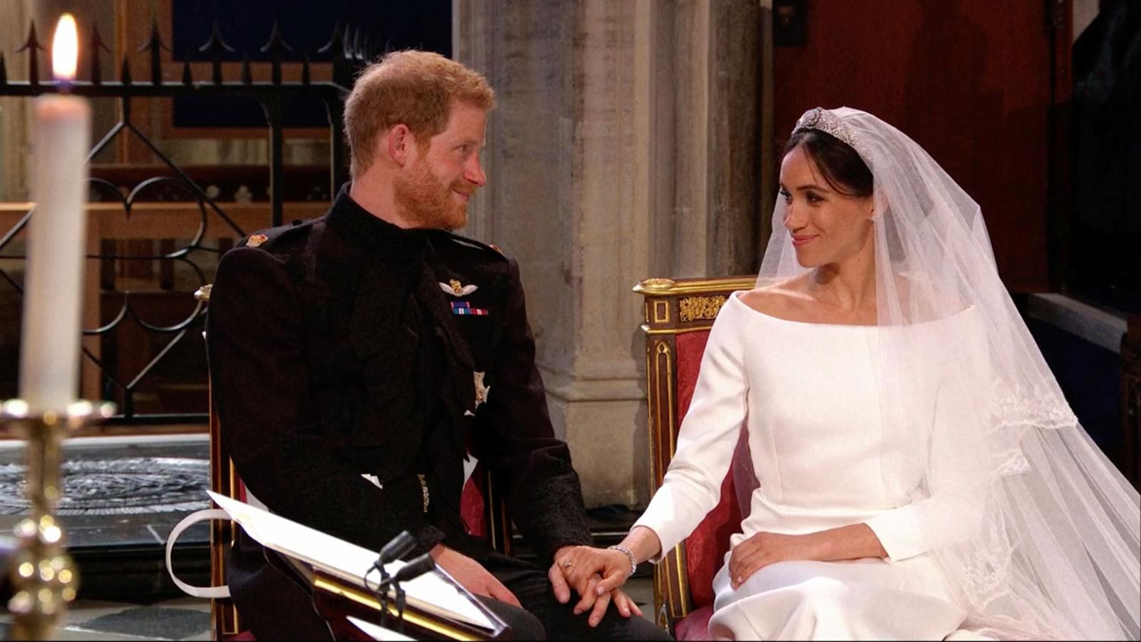 El príncipe Harry y Meghan Markle se miran con complicidad durante la ceremonia de su boda.