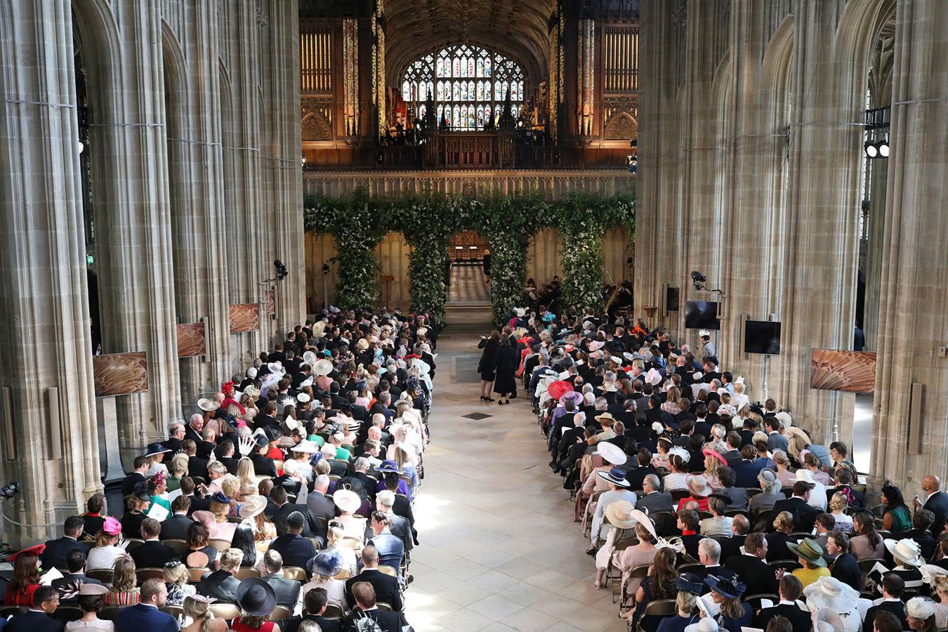 Todos los invitados esperando al príncipe Harry y Meghan Markle en la capilla de San Jorge.