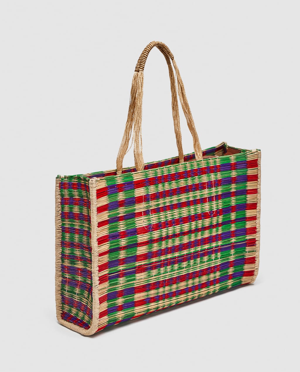 Bolso yute de cuadros de Mango: 15,99 euros.