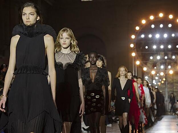 Así es la primera colección quer Clare ha diseñado para Givenchy