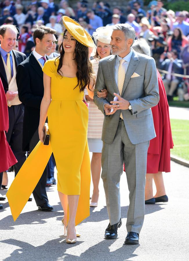 Amal Clooney ya es nuestra invitada favorita en la boda de Meghan y Harry. La prestigiosa abogada ha desafiado a la mala suerte y ha apostado por un maravilloso 'total look' en amarillo, el color de la temporada, firmado por Stella McCartney.