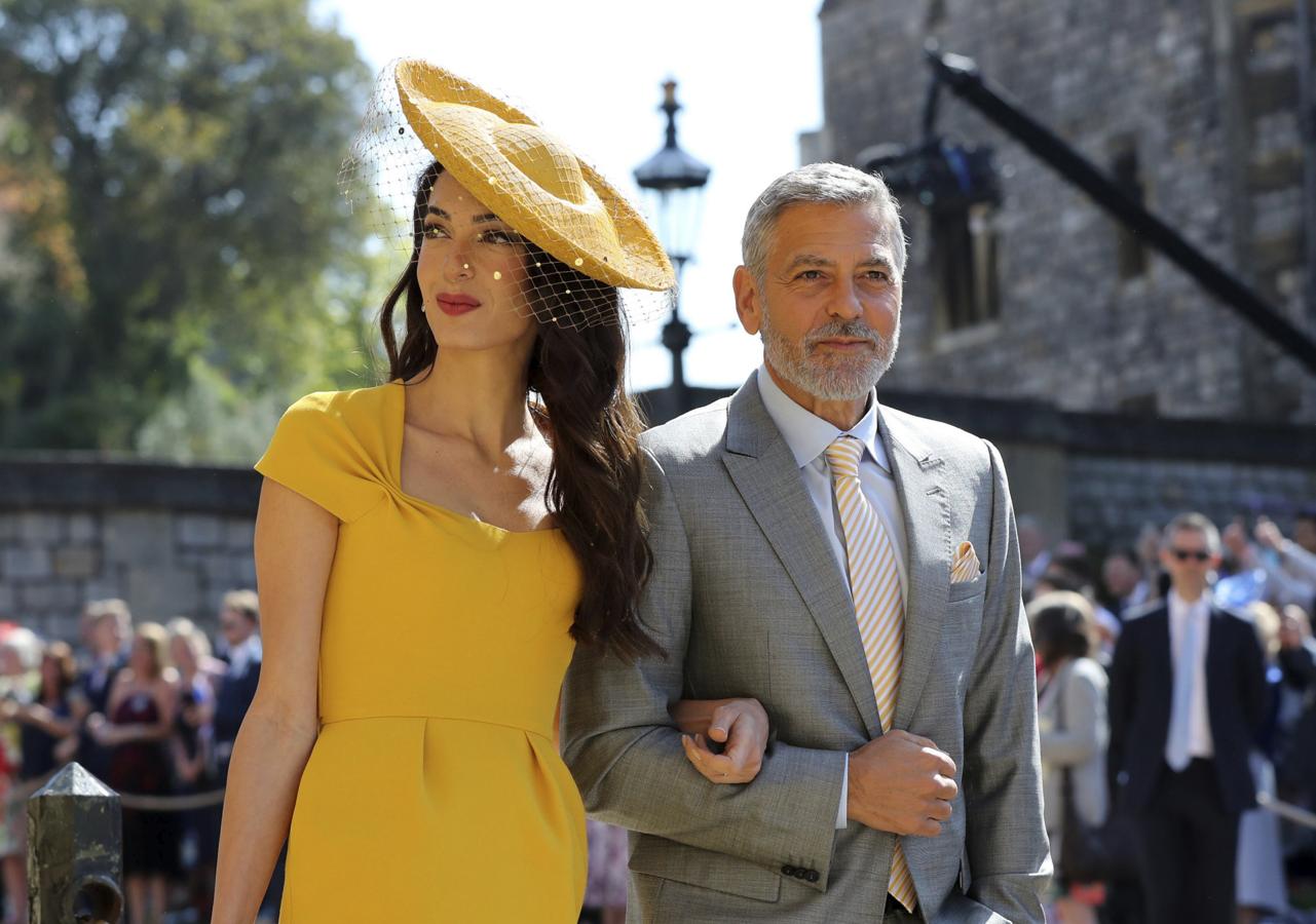 Amal y George Clooney ya están en la capilla de San Jorge para ver a Meghan Markle y el Príncipe Harry dar el 'sí, quiero', y nada más ver el look de Amal Alamuddin... ¡nos hemos enamorado!